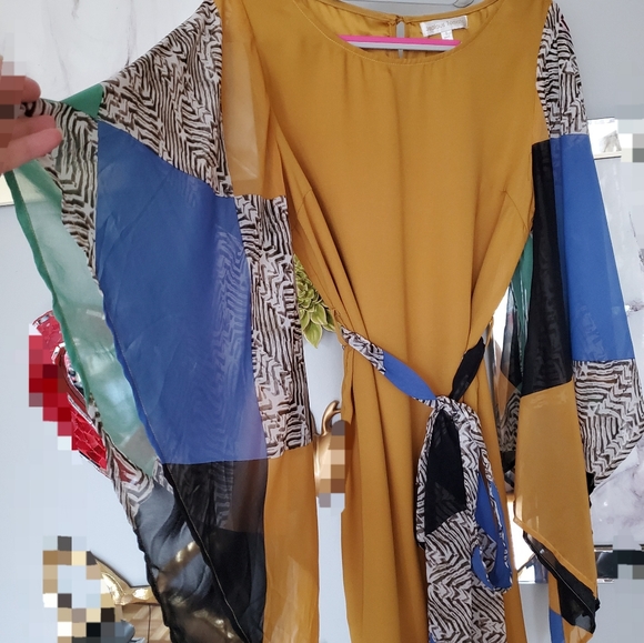 Flowy Sleeves Dress - Picture 6 of 15